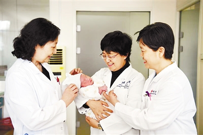 代怀双胞胎生男孩